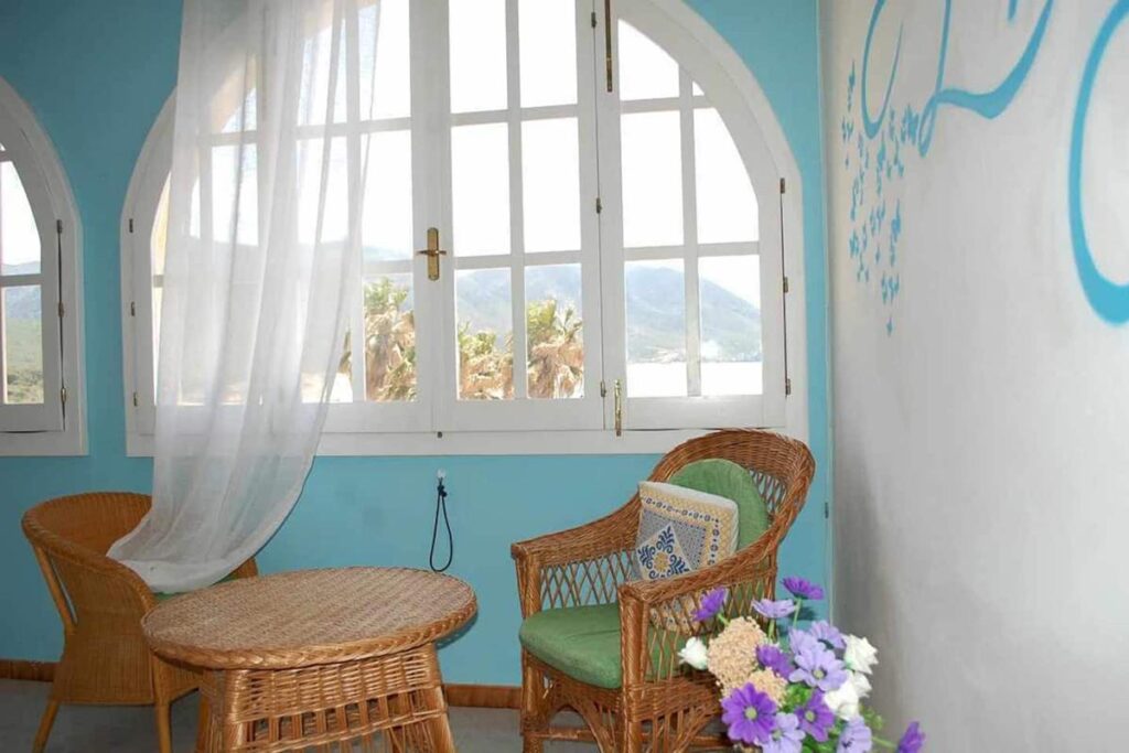 die gemütliche Sitecke im Wohnzimmer der Ferienwohnung Sabbia Bianca, Portixeddu - meer sardinien urlaub