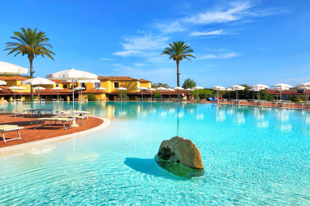 die herrliche Poollandschaft des Hotels Baia dei Pini Resort, Budoni - meer sardinien urlaub