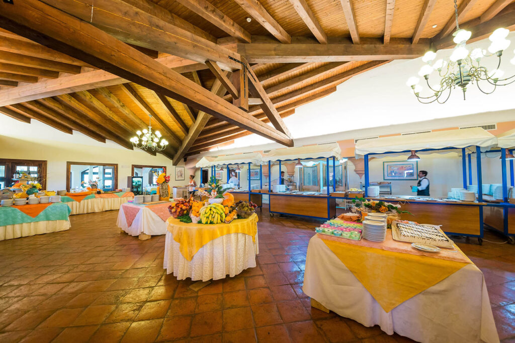 die reichhaltige Auswahl des Frühstücksbüffets des Hotels Baia dei Pini Resort, Budoni - meer sardinien urlaub