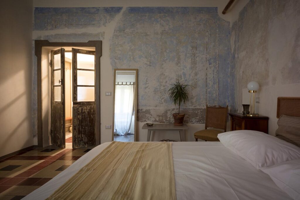 ein Doppelzimmer mit Balkontür im BB Piazza San Pantaleo, Sorso - meer sardinien urlaub