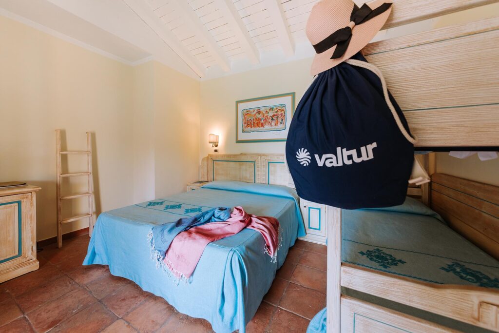 ein Vierbettzimmer im Hotel Baia dei Pini Resort, Budoni - meer sardinien urlaub