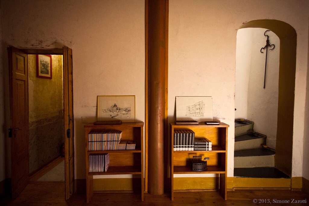 eine Bücher-Ecke im BB Piazza San Pantaleo, Sorso - meer sardinien urlaub