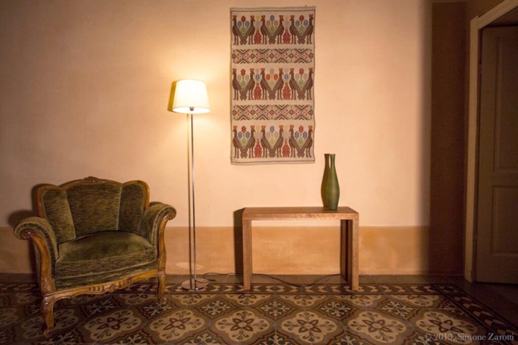 eine Lese-Ecke im stilvollen BB Piazza San Pantaleo, Sorso - meer sardinien urlaub