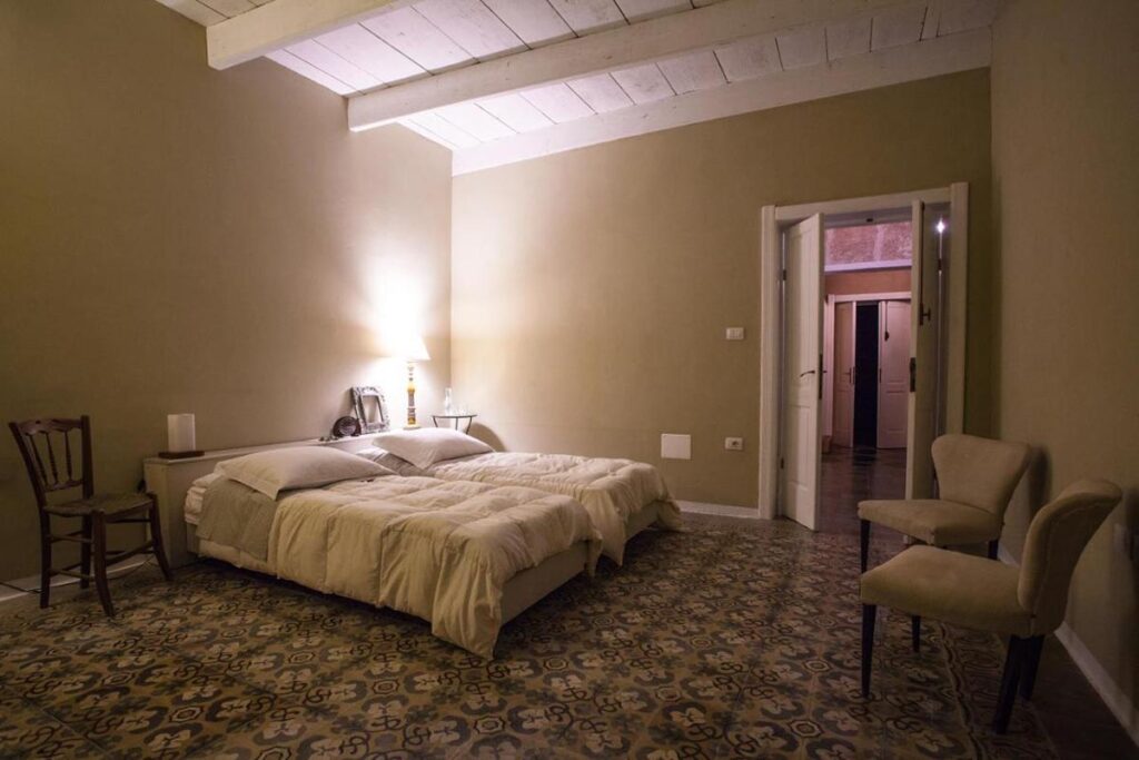 eines der Schlafzimmer mit herrlichem Originalfussbodem im BB Piazza San Pantaleo, Sorso - meer sardinien urlaub