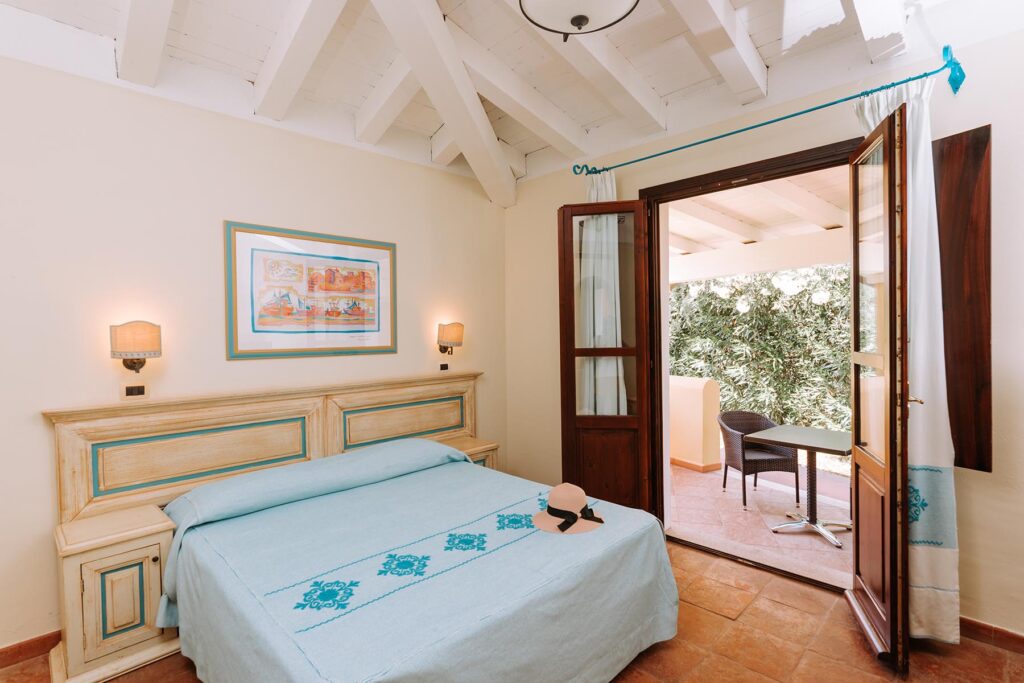 eines der ausgeprochen gemütlichen Doppelzimmer im Hotel Baia dei Pini Resort, Budoni - meer sardinien urlaub