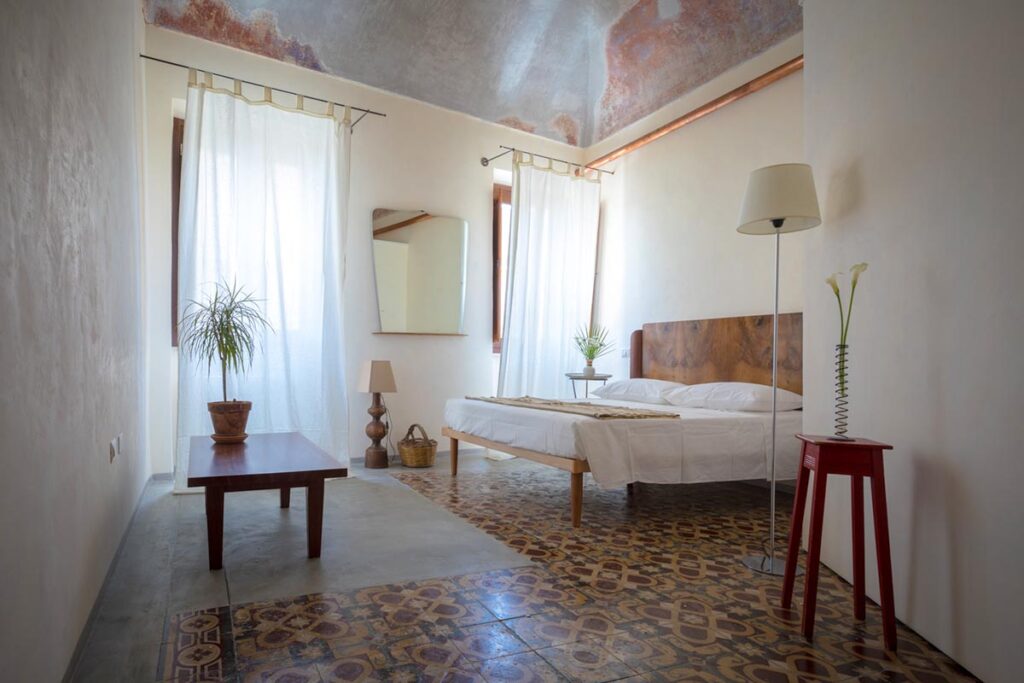 eines der gemütlichen Doppelzimmer im BB Piazza San Pantaleo, Sorso - meer sardinien urlaub
