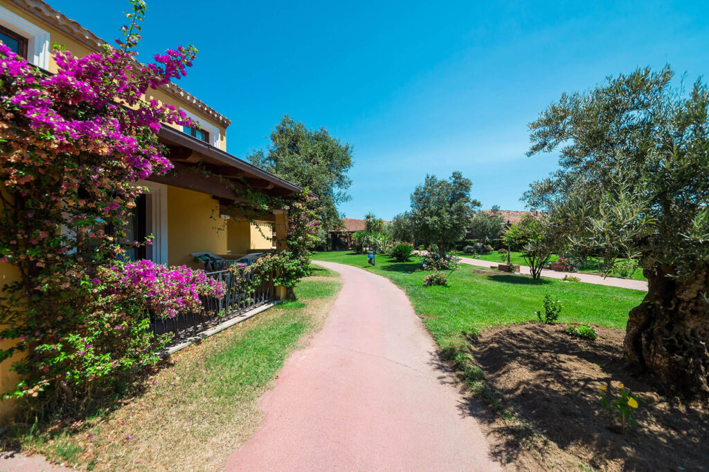 eines der hübschen Gartenwege des Hotels Baia dei Pini Resort, Budoni - meer sardinien urlaub