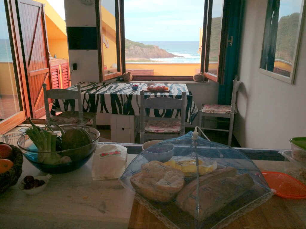 Im Ferienhaus Aquamare in Porto Alabe speist man auch innen mit Meerblick, Porto Alabe - meer sardinien urlaub
