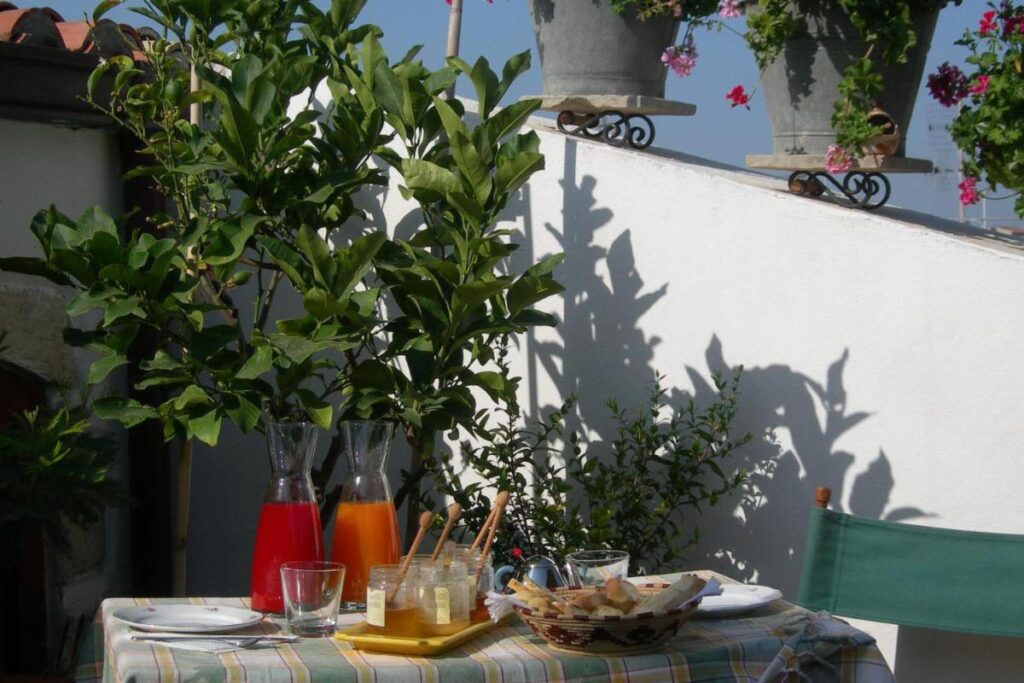 so startet man gut in den Tag, auf der Frühstücksterrasse des BB Piazza San Pantaleo, Sorso - meer sardinien urlaub