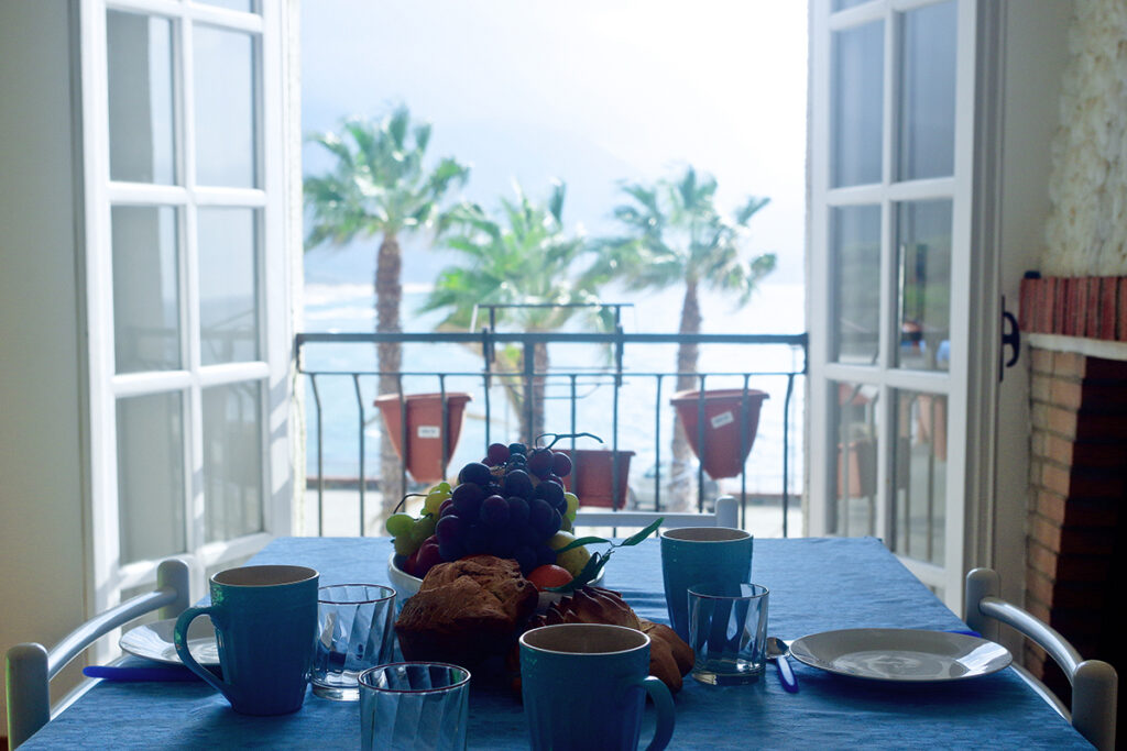 Speisen mit Palmen- und Meerblick in der Ferienwohnung Sabbia Bianca, Portixeddu - meer sardinien urlaub