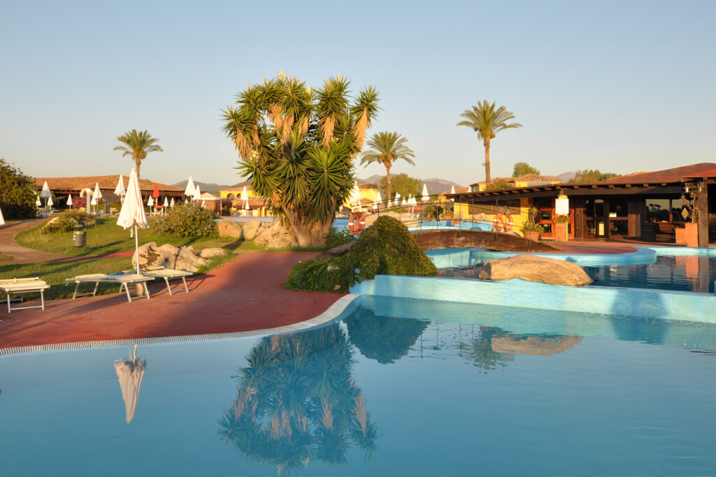 stimmungsvoller Blick auf den Pool des Hotels Baia dei Pini Resort, Budoni - meer sardinien urlaub
