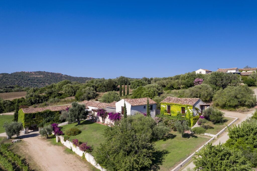 Ansicht des Hotels Abba e Murta, Tortoli, mit hoteleigenem Weinberg und Reitställen - meer sardinien urlaub