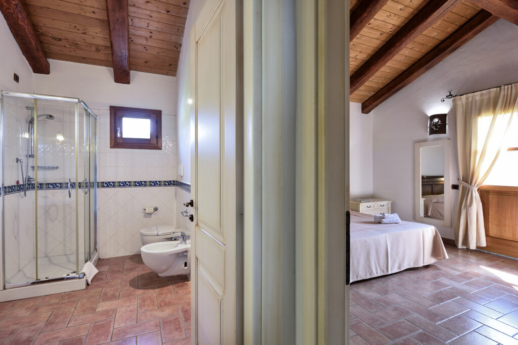 Ansicht eines Bade- und eines Schlafzimmers im Hotel Abba e Murta, Tortoli - meer sardinien urlaub