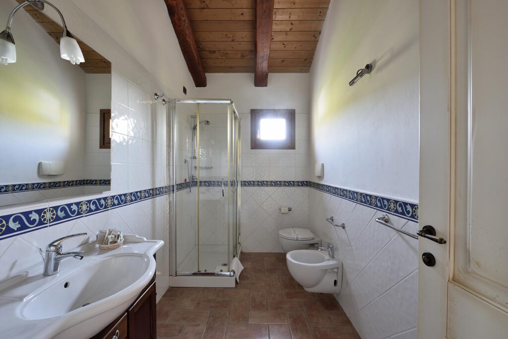 Ansicht eines Badezimmers im Hotel Abba e Murta, Tortoli - meer sardinien urlaub