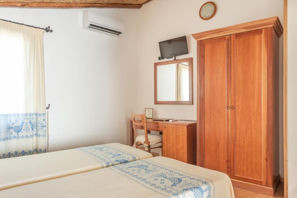 Ansicht eines Doppelschlafzimmers im Hotel Villa Canu, Cabras - meer sardinien urlaub
