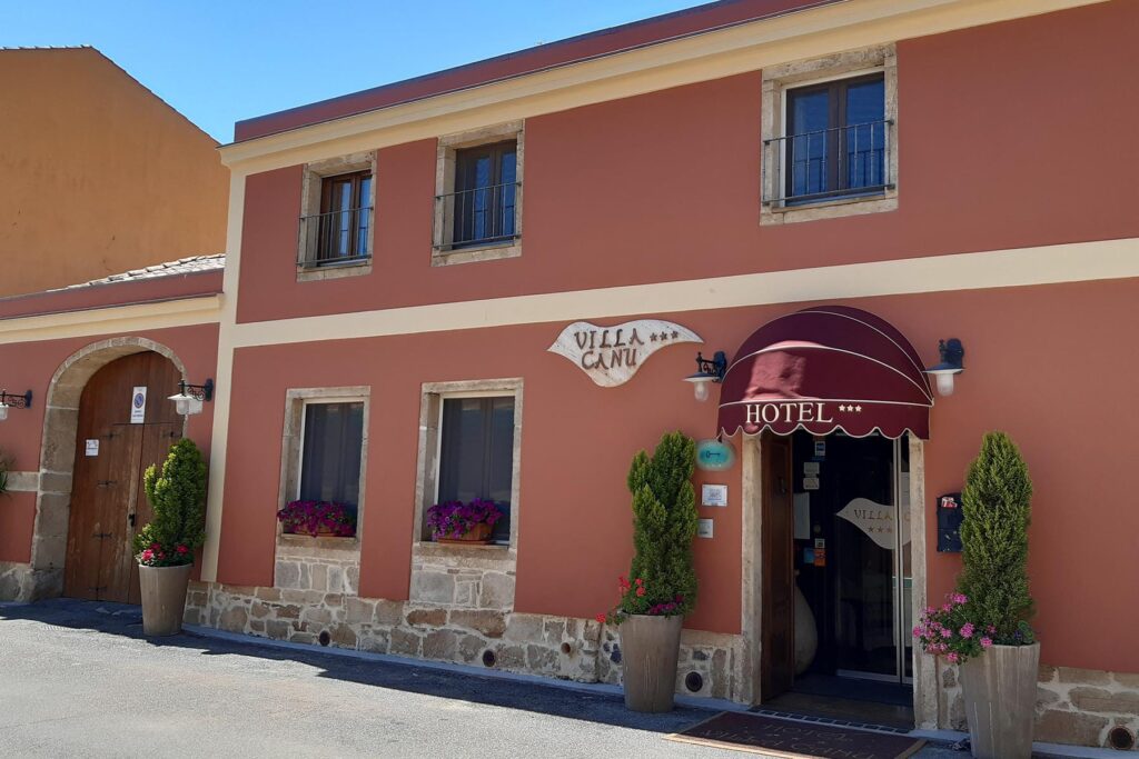 Aussenansicht des Hotels Villa Canu, Cabras - meer sardinien urlaub