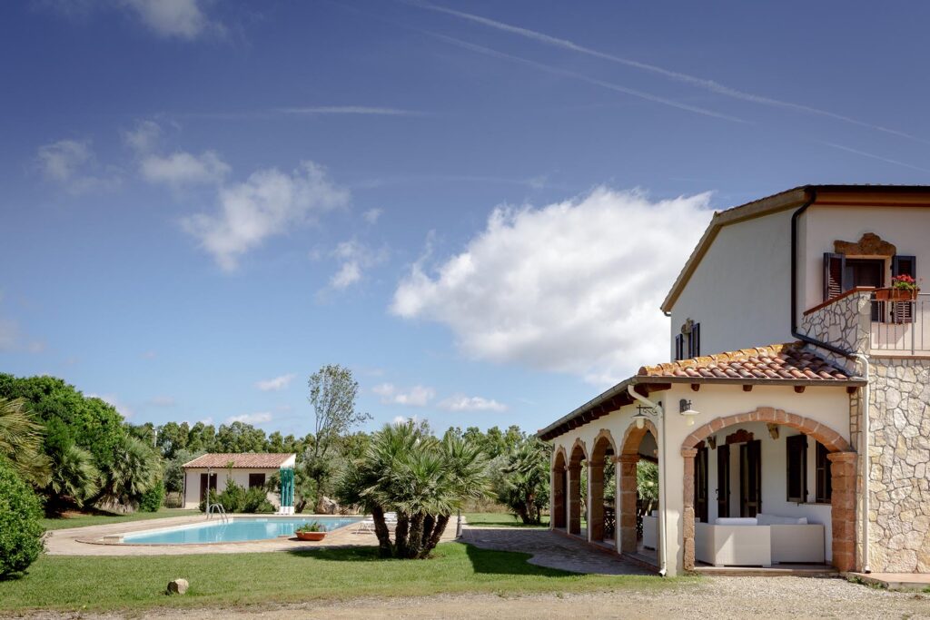 Blick auf das zweistöckige Ferienhaus Ulivo bei Alghero mit eigenem Pool - meer sardinien urlaub