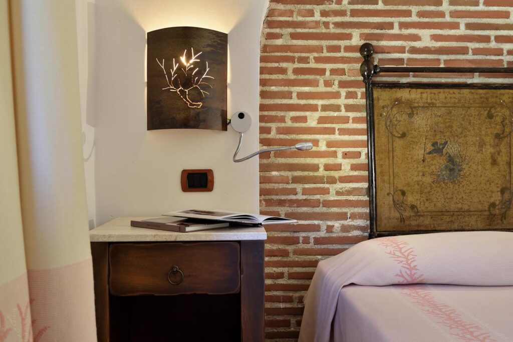 Detailaufnahme eines Schlafzimmers im Hotel Abba e Murta, Tortoli - meer sardinien urlaub