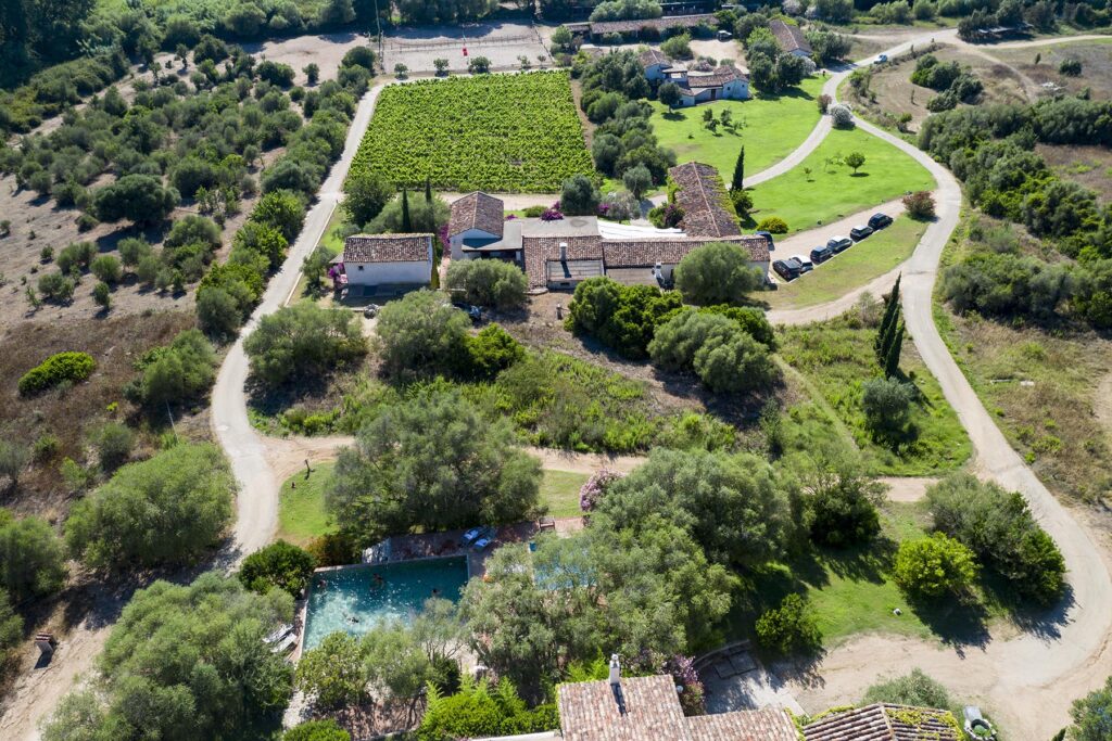 Luftaufnahme des Hotels Abba e Murta, Tortoli, mit hoteleigenem Weinberg und Reitställen - meer sardinien urlaub