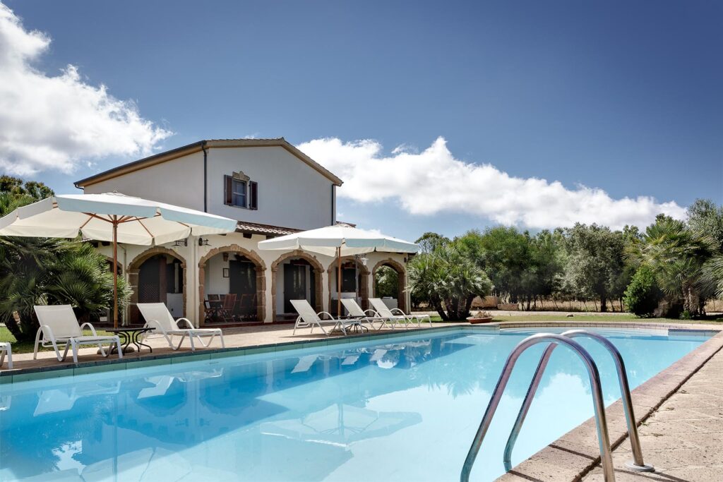 das Haus Ulivo bei Alghero mit dem Pool im Vordergrund - meer sardinien urlaub