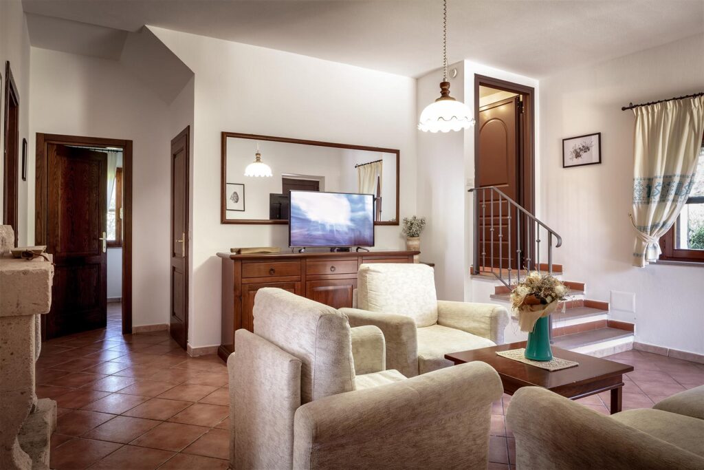 der Wohnbereich mit Kamin im Ferienhaus Ulivo, Alghero - meer sardinien urlaub