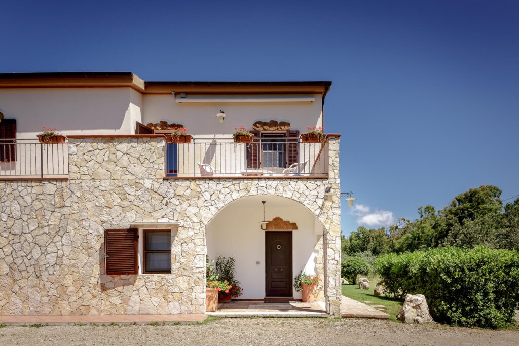 der Zugang an der Hausseite von Ulivo bei Alghero - meer sardinien urlaub