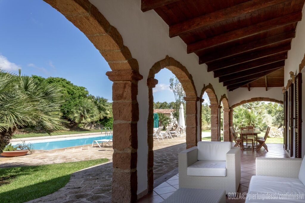 die ausgesprochen schöne, überdachte Terrasse mit Blick in den Garten mit Pool des Ferienhauses Ulivo, Alghero - meer sardinien urlaub