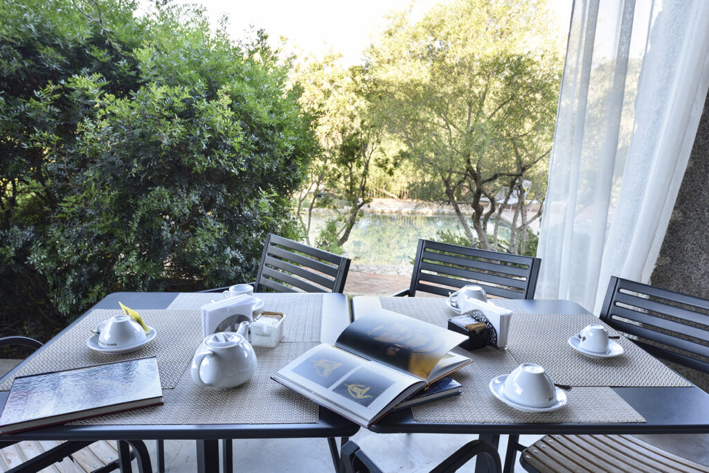 die erste Mahlzeit des Tages findet bei schönem Wetter draussen auf der Frühstücksterrasse statt, Hotel Abba e Murta bei Tortoli - meer sardinien urlaub