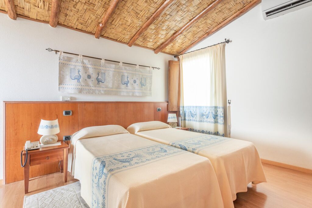 ein Doppelschlafzimmer mit toller, traditioneller Schilfrohrdecke, Hotel Villa Canu in Cabras - meer sardinien urlaub