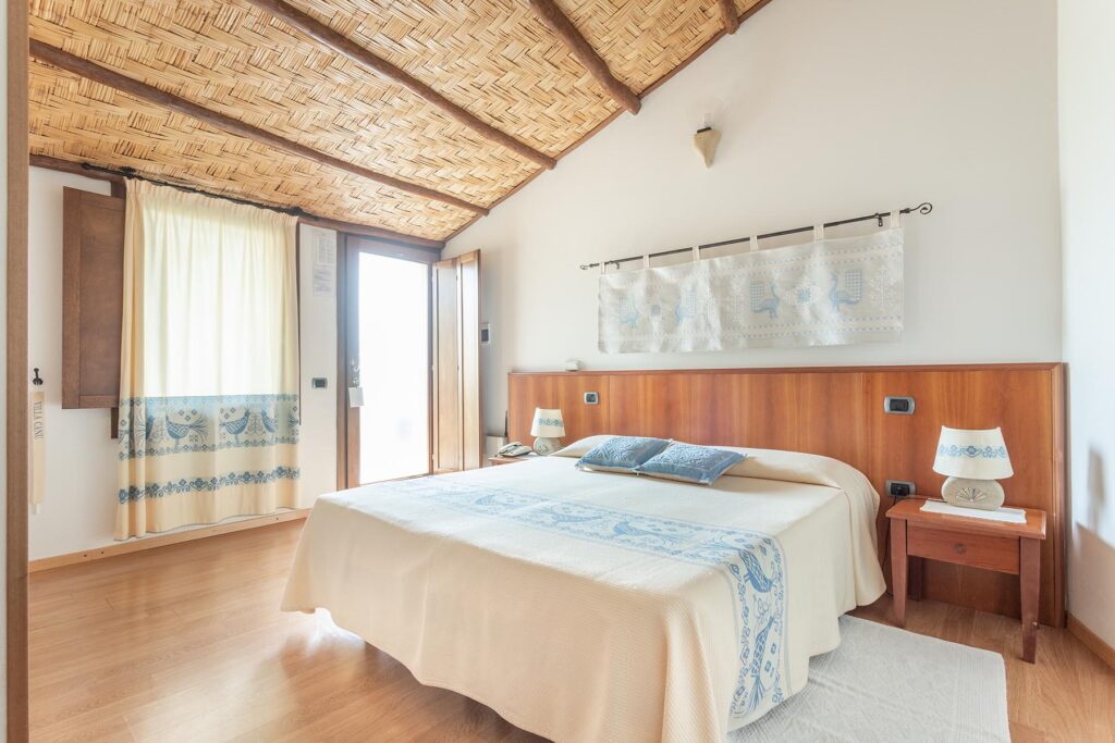 ein Schlafzimmer mit schönem Schrägdach im Hotel Villa Canu, Cabras - meer sardinien urlaub