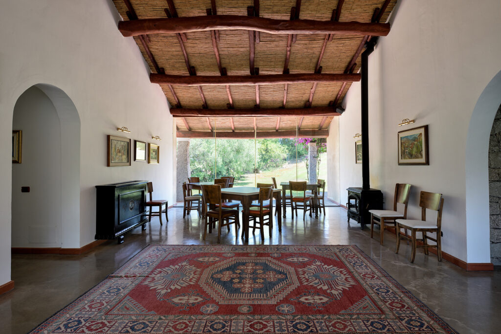 ein weiterer Gemeinschaftsraum mit traditioneller Schilfrohrdecke, Hotel Abba e Murta bei Tortoli - meer sardinien urlaub