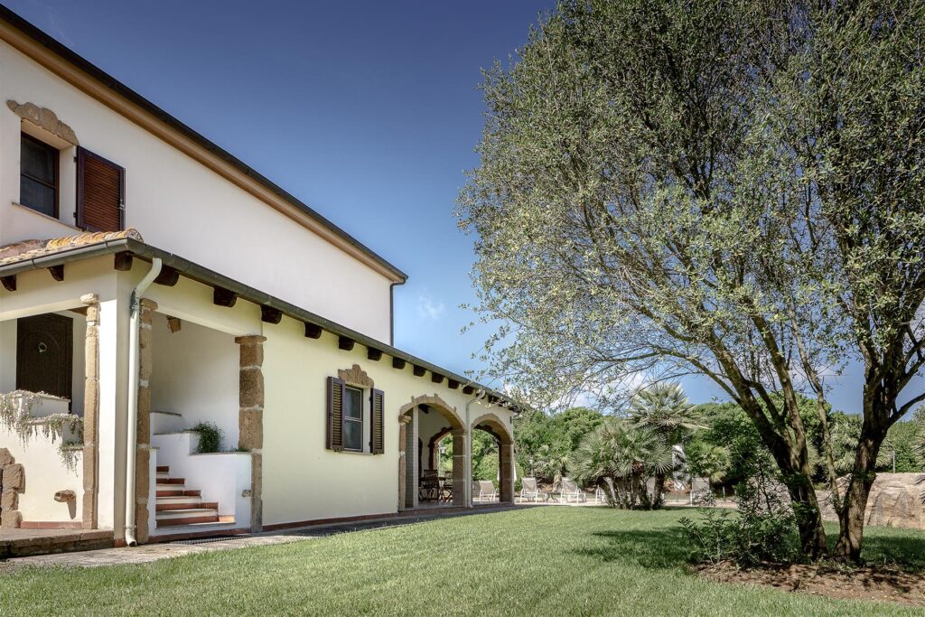 eine dem Garten zugewandte Hausseite mit Eingang, Ferienhaus Ulivo - meer sardinien urlaub