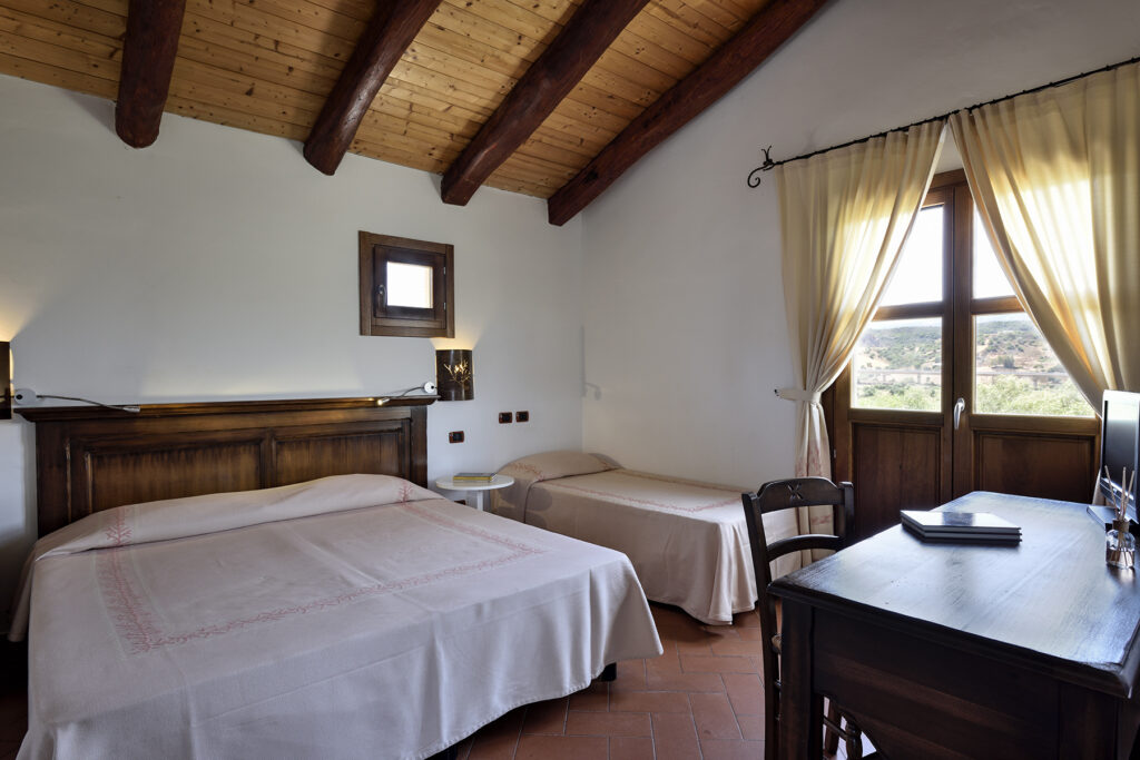 eines der Dreibettzimmer im Hotel Abba e Murta, Tortoli - meer sardinien urlaub