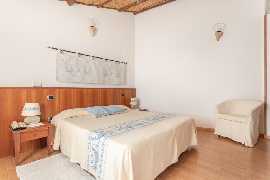 eines der gemütlichen Doppelschlafzimmer im Hotel Villa Canu, Cabras - meer sardinien urlaub