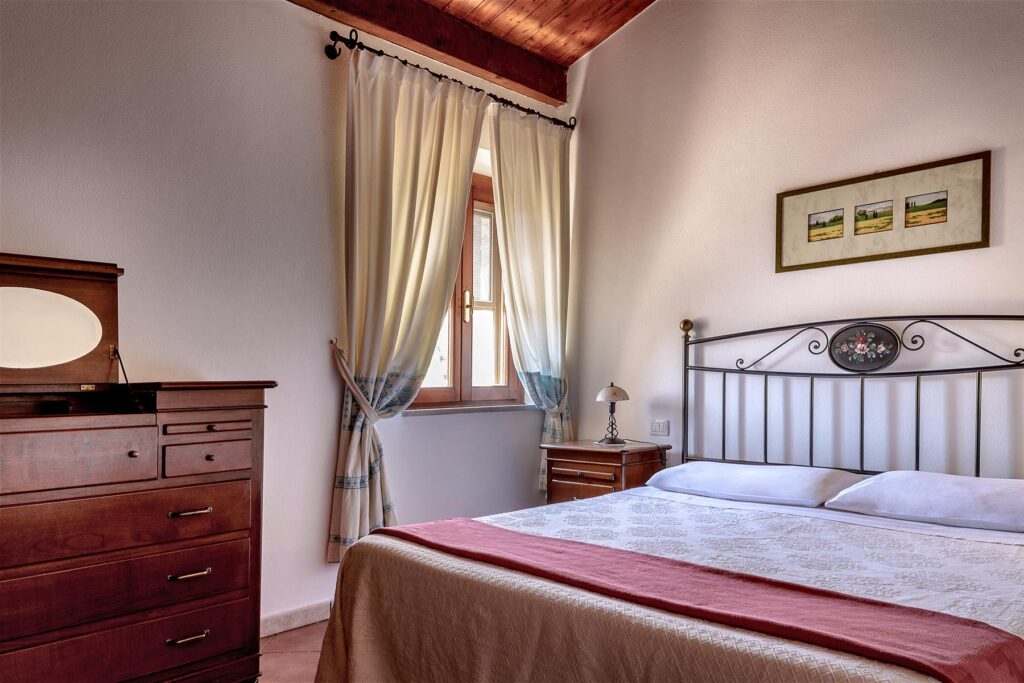 eines der insgesamt vier Schlafzimmer im Ferienhaus Ulivo, Alghero - meer sardinien urlaub