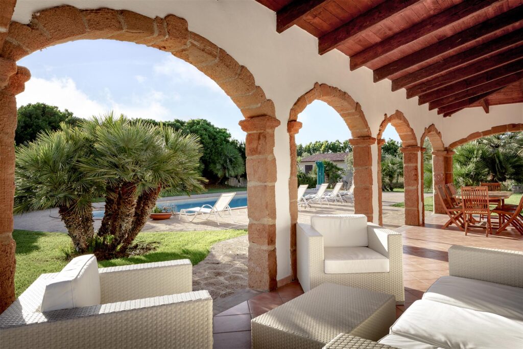 gemütliche Couchgruppierung auf der Terrasse des Ferienhauses Ulivo, Alghero - meer sardinien urlaub
