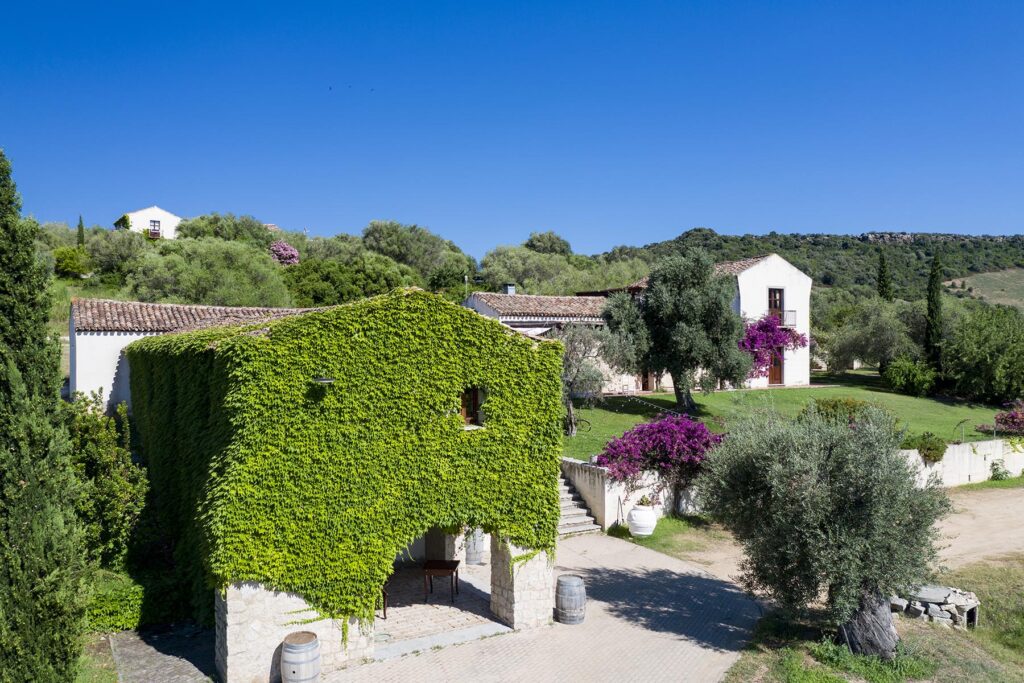 perfekt schmiegt sich das Hotel Abba e Murta bei Tortoli in die umgebende Natur ein - meer sardinien urlaub