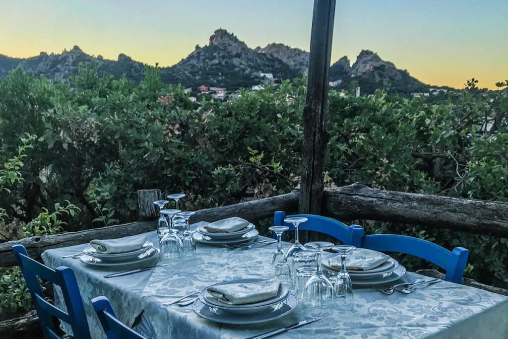 Abendstimmung auf der Restaurant-Terrasse des Agriturismo Il Muto di Gallura, Aggius - meer sardinien urlaub