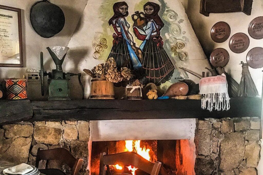 Absolute Gemütlichkeit auch im Speisesaal des Agriturismo Il Muto di Gallura, Aggius - meer sardinien urlaub