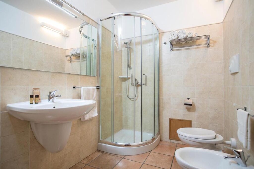 Ansicht eines Badezimmers im Gästehaus S Anninnia, Gonnesa - meer sardinien urlaub
