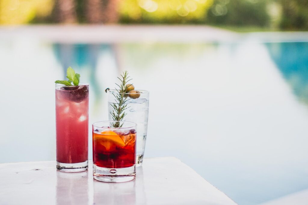 Aperitif am Pool eines tollen Hotels, mehr braucht es nicht, Hotel Aquadulci, Chia - meer sardinien urlaub
