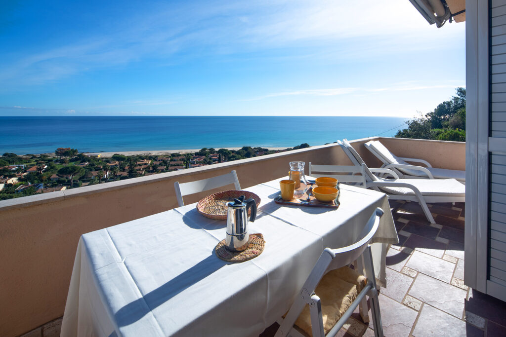 Auf der Terrasse lässt es sich perfekt mit Meerblick speisen, Ferienhaus Belvedere, Costa Rei - meer sardinien urlaub