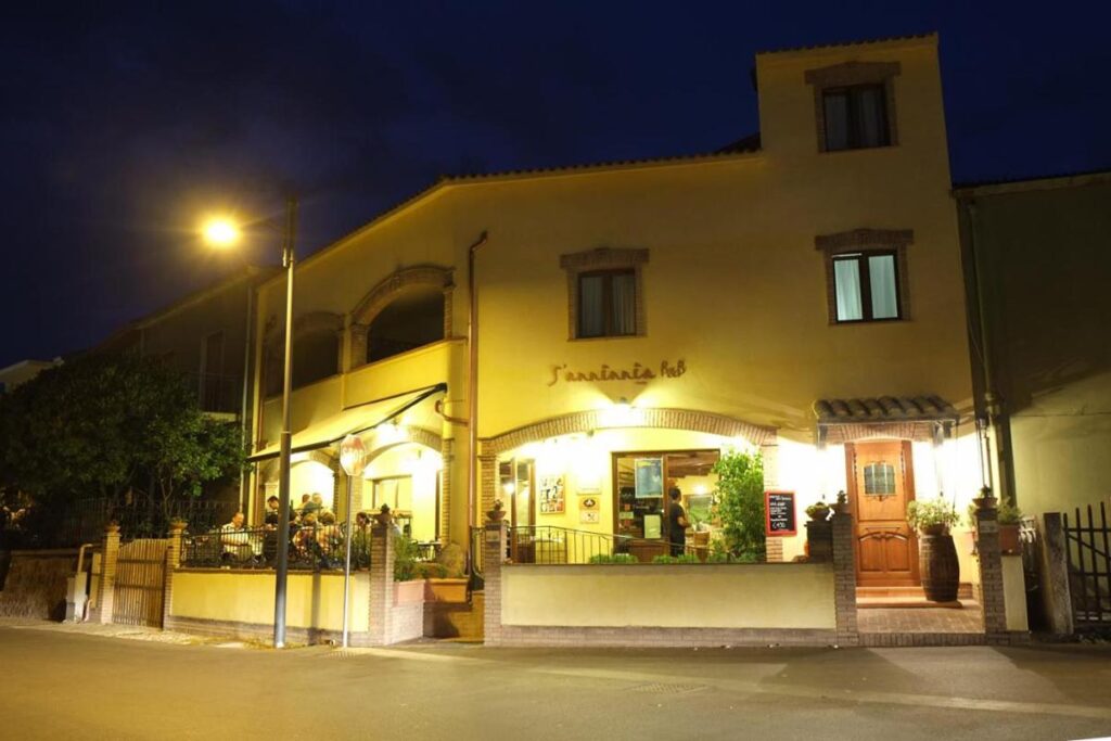 Aussenansicht bei Nacht des Gästehauses S Anninnia, Gonnesa - meer sardinien urlaub