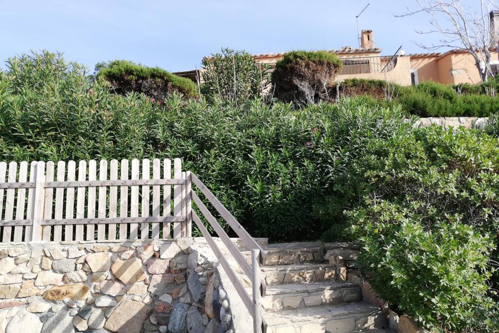 Bequeme Stufen verbinden den Felsstrand mit dem Haus Barbara, Torre delle Stelle - meer sardinien urlaub