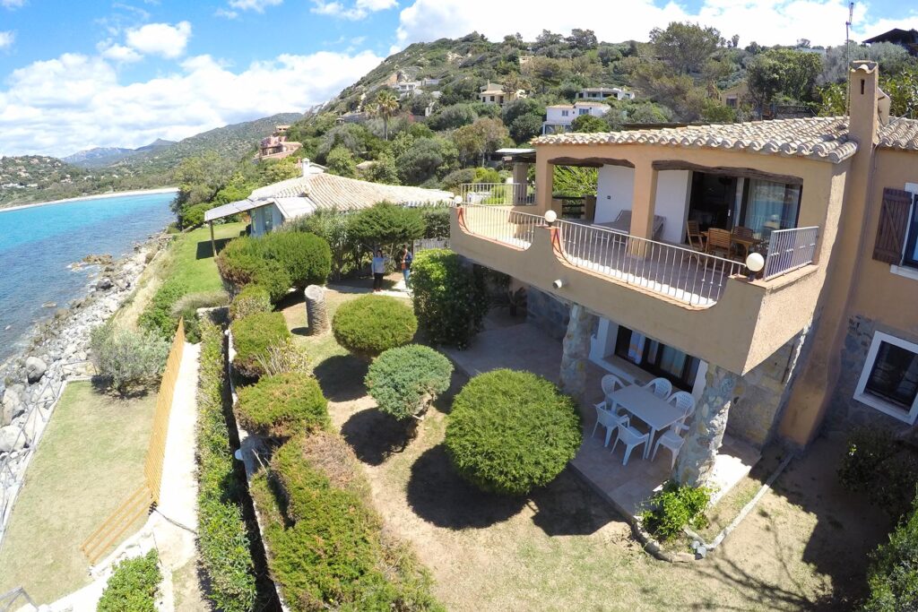 Blick auf das Haus mit Garten in erster Reihe zum Meer, Ferienhaus Barbara, Torre delle Stelle - meer sardinien urlaub