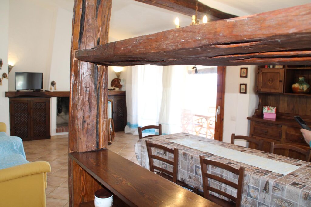 Blick auf den Essbereich mit tollen Holzbalken, Ferienhaus Barbara, Torre delle Stelle - meer sardinien urlaub