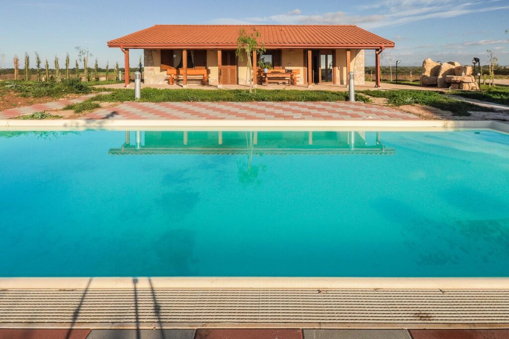 Blick auf den Pool in Exklusivnutzung und die Vorderansicht des Ferienhauses Barbara, Alghero - meer sardinien urlaub