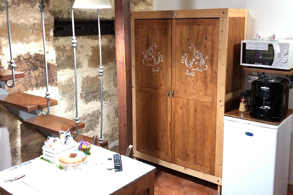 Blick auf den handgeschnitzten Kleiderschrank sowie auf die Stufen zur Zwischenetage, BB Aigua, Alghero - meer sardinien urlaub