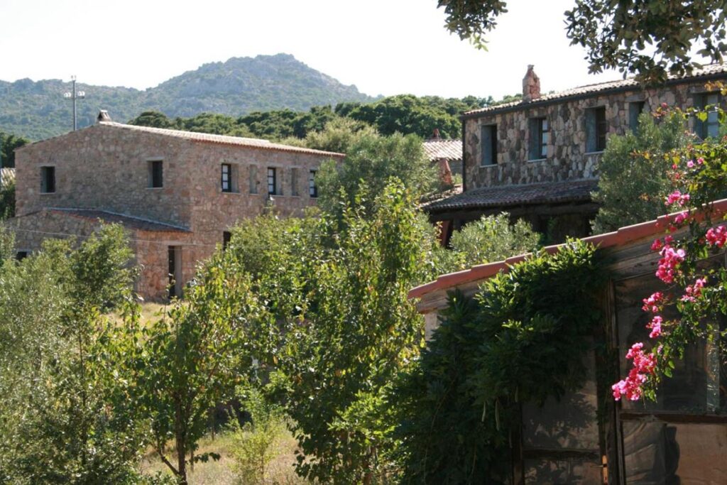 Blick auf die Steingebäude des Agriturismo Il Muto di Gallura, Aggius - meer sardinien urlaub