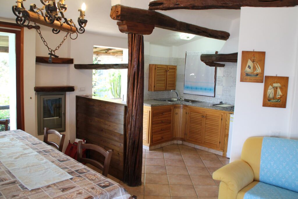Blick in die Küche des ersten Stocks, Ferienhaus Barbara, Torre delle Stelle - meer sardinien urlaub
